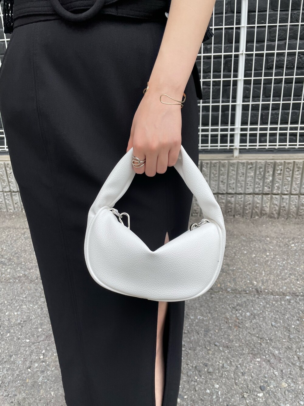 ブラック系のサンダル、ブラック系のスカート、ブラック系のシャツ/ブラウスを着用したレディースの春コーディネートの7枚目の写真