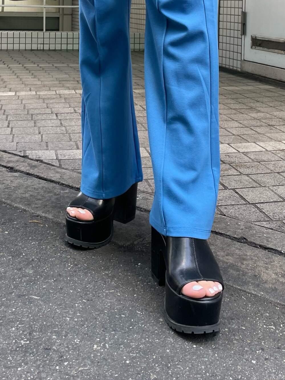 ホワイト系のシャツ/ブラウス、ブルー系のスウェットパンツ、ブラック系のハンドバッグを着用したレディースの春コーディネートの10枚目の写真