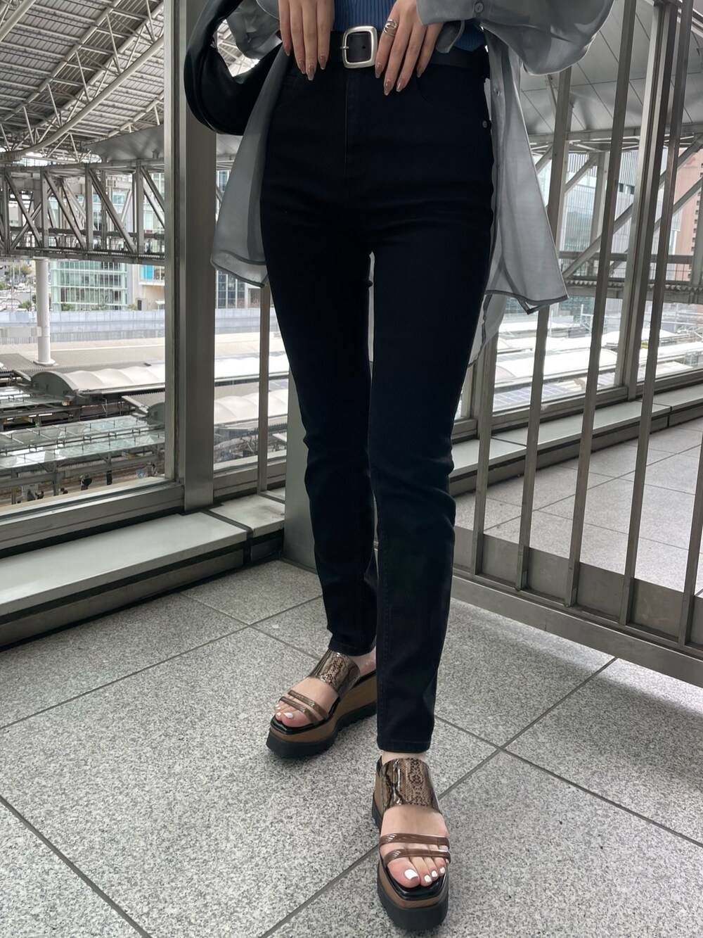 グレー系のシャツ/ブラウス、ブルー系のタンクトップ、ブラック系のハンドバッグを着用したレディースの春コーディネートの8枚目の写真