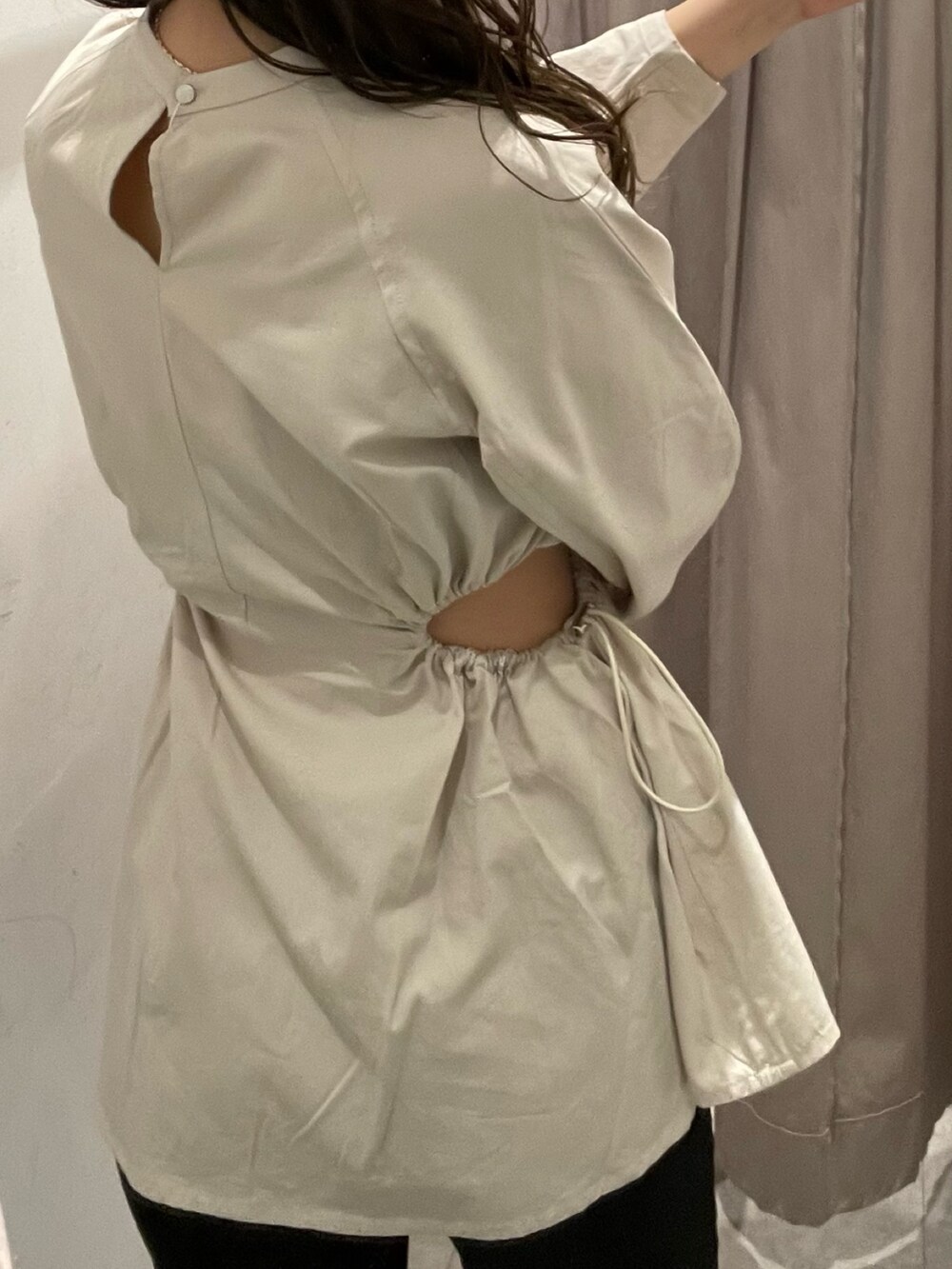 ベージュ系のシャツ/ブラウス、ブラック系のデニムパンツ、ホワイト系のローファーを着用したレディースの春コーディネートの6枚目の写真