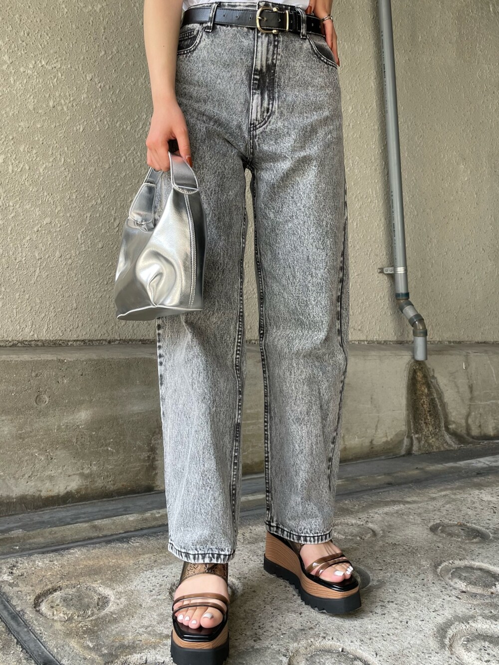 ホワイト系のタンクトップ、シルバー系のハンドバッグ、ブラック系のサンダルを着用したレディースの春コーディネートの7枚目の写真