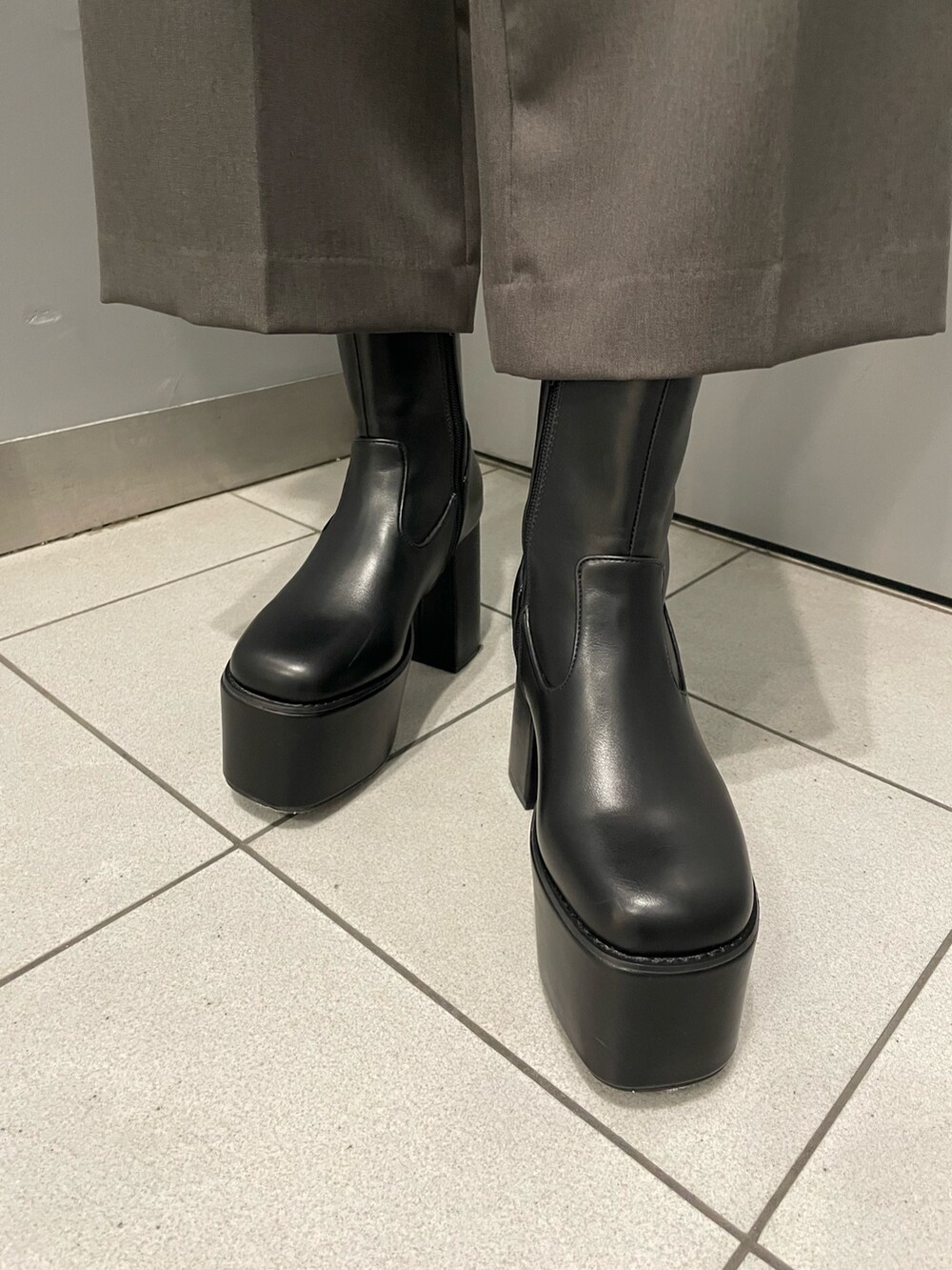 グレー系のシャツ/ブラウス、グレー系のテーラードジャケット、グレー系のその他パンツを着用したレディースの冬コーディネートの8枚目の写真