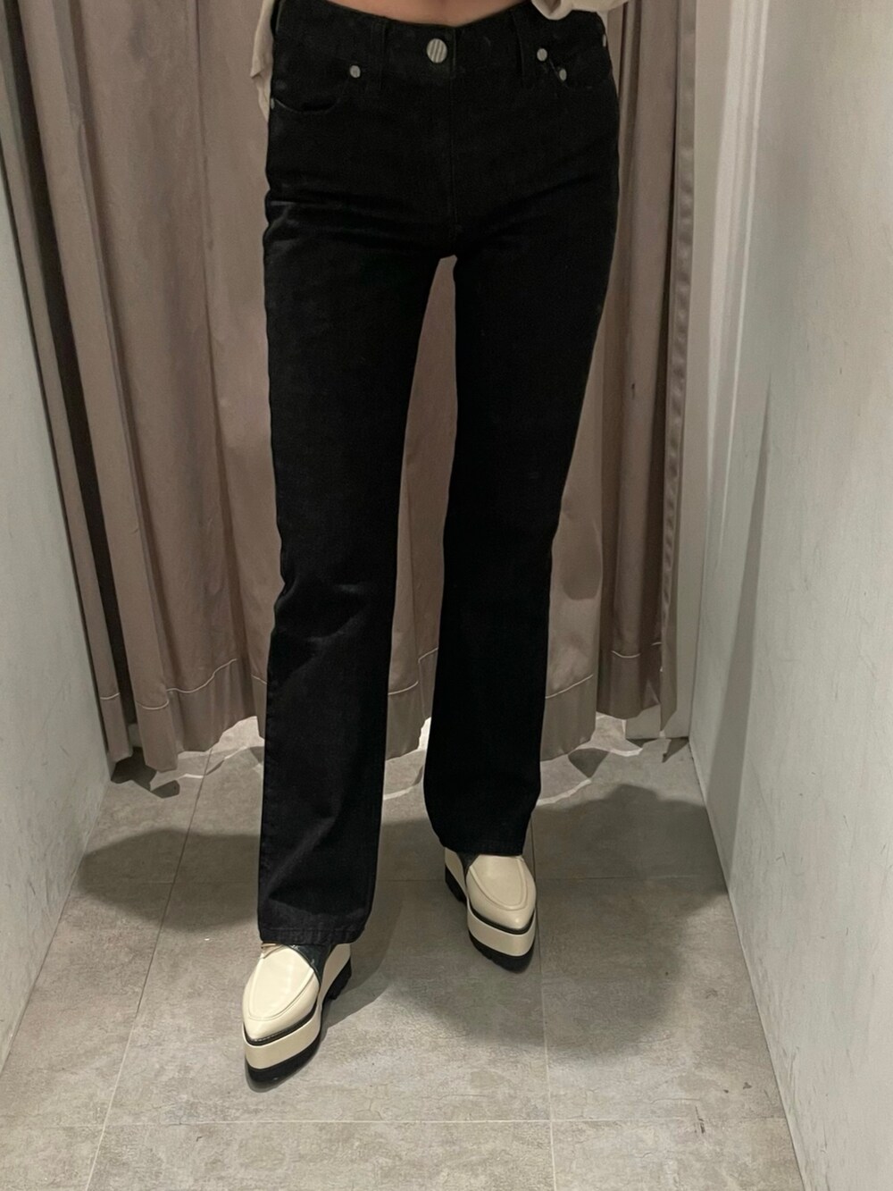 ベージュ系のシャツ/ブラウス、ブラック系のデニムパンツ、ホワイト系のローファーを着用したレディースの春コーディネートの7枚目の写真