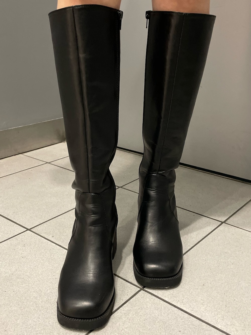 ブラック系のブーツ、ブラック系のワンピース、グレー系のムートンコートを着用したレディースの秋コーディネートの10枚目の写真