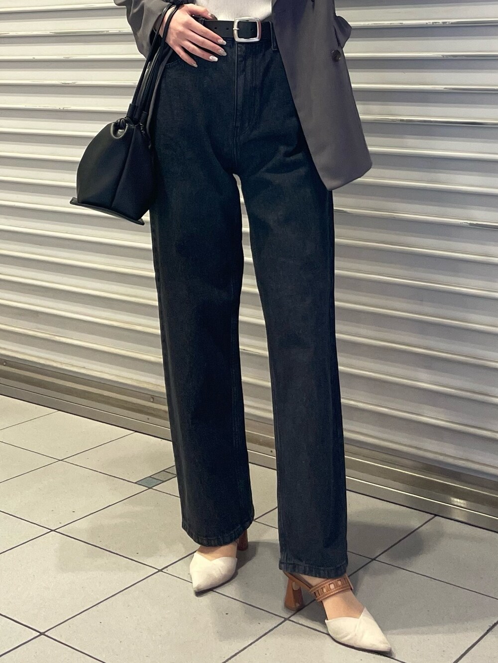 ブラック系のデニムパンツ、グレー系のテーラードジャケット、ホワイト系のニット/セーターを着用したレディースの冬コーディネートの6枚目の写真