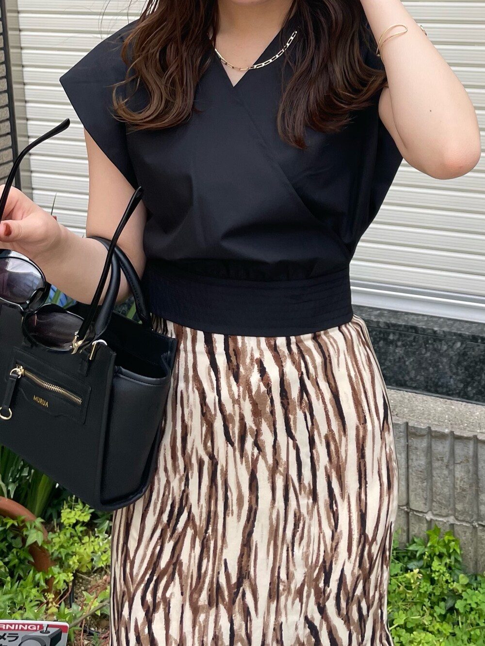 ブラック系のシャツ/ブラウス、その他のスカート、ブラック系のショルダーバッグを着用したレディースの春コーディネートの4枚目の写真