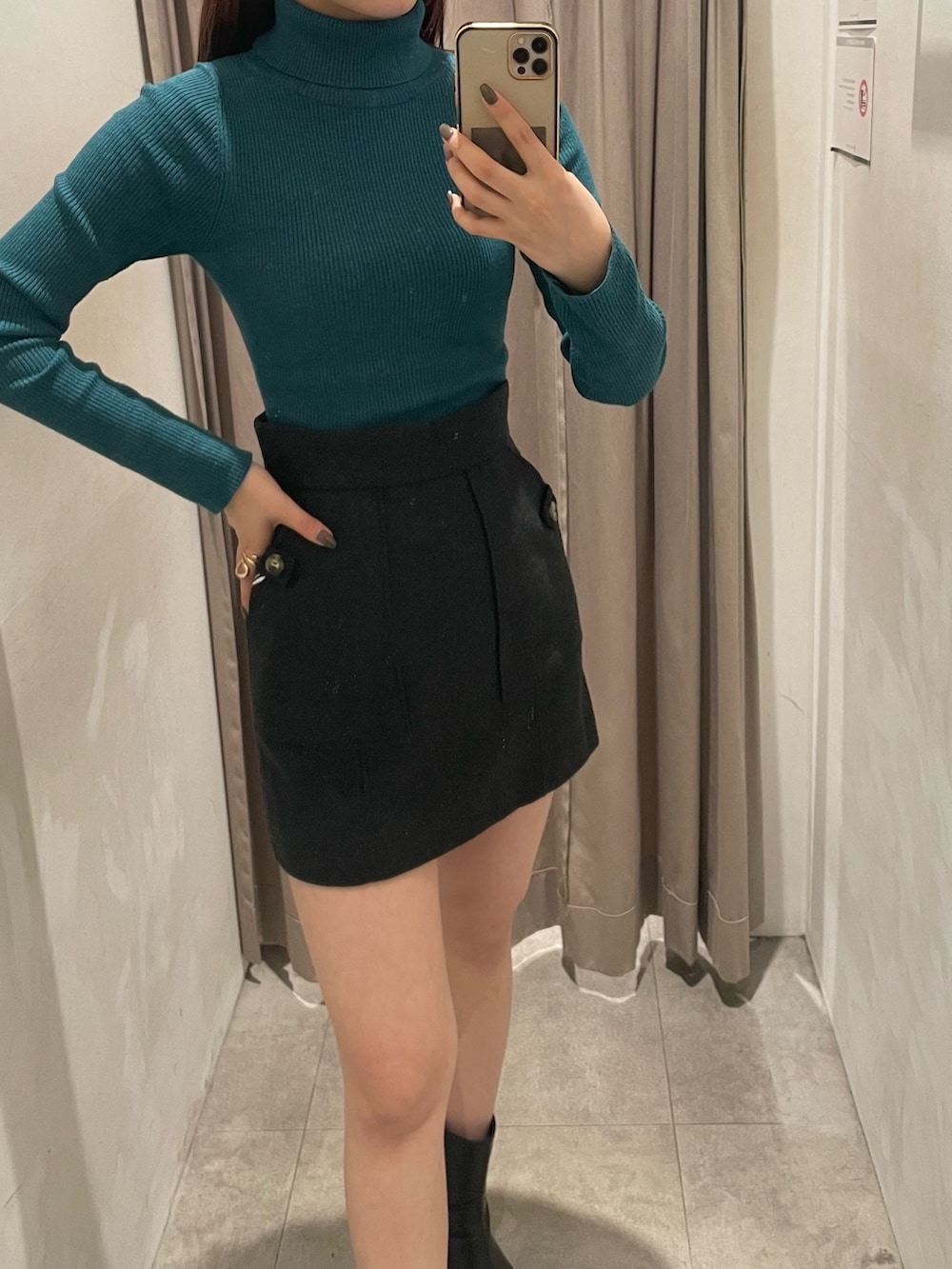 グレー系のスカート、ブラック系のブーツ、グレー系のテーラードジャケットを着用したレディースの秋コーディネートの6枚目の写真