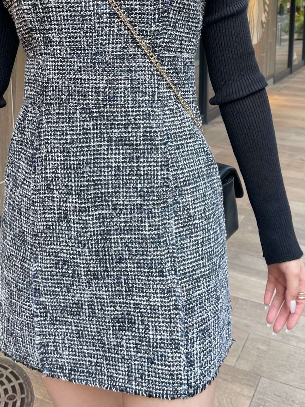 ブラック系のブーツ、その他のワンピース、ブラック系のニット/セーターを着用したレディースの冬コーディネートの6枚目の写真