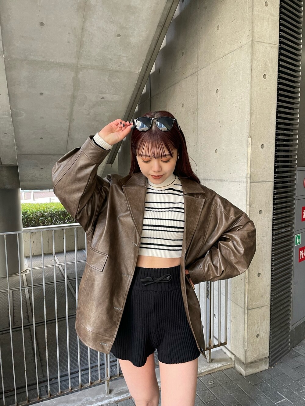 ブラウン系のブルゾン、その他のニット/セーター、ブラック系のその他パンツを着用したレディースの冬コーディネートの5枚目の写真