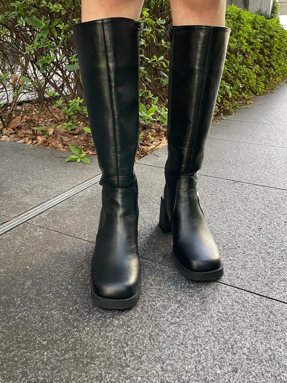 ブラック系のブーツ、ブラック系のその他パンツ、グレー系のニット/セーターを着用したレディースの秋コーディネートの6枚目の写真