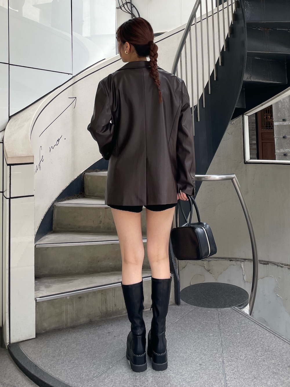 ブラウン系のテーラードジャケット、ブラック系のその他パンツ、ブラック系のブーツを着用したレディースの秋コーディネートの4枚目の写真