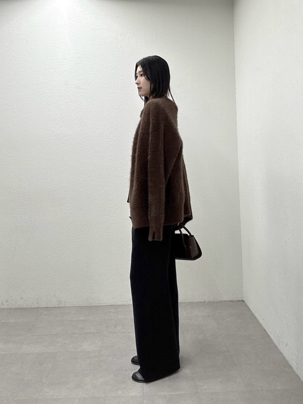 ブラウン系のニット/セーター、グレー系のシャツ/ブラウス、ブラック系のその他パンツを着用したレディースの秋コーディネートの2枚目の写真