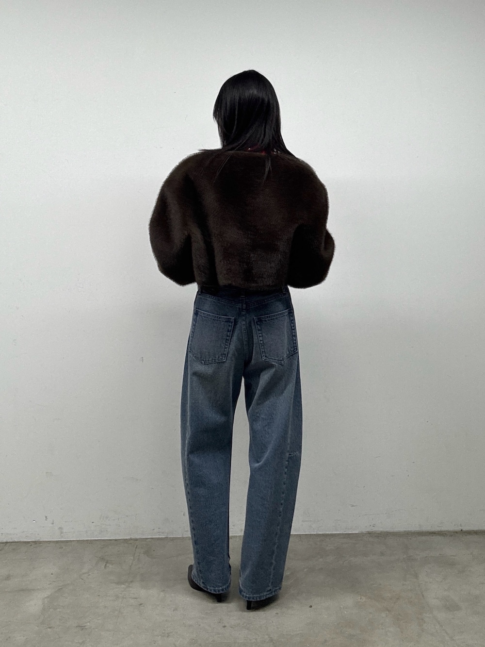 ブラウン系のノーカラージャケット、レッド系のニット/セーター、ブラック系のトートバッグを着用したレディースの秋コーディネートの3枚目の写真