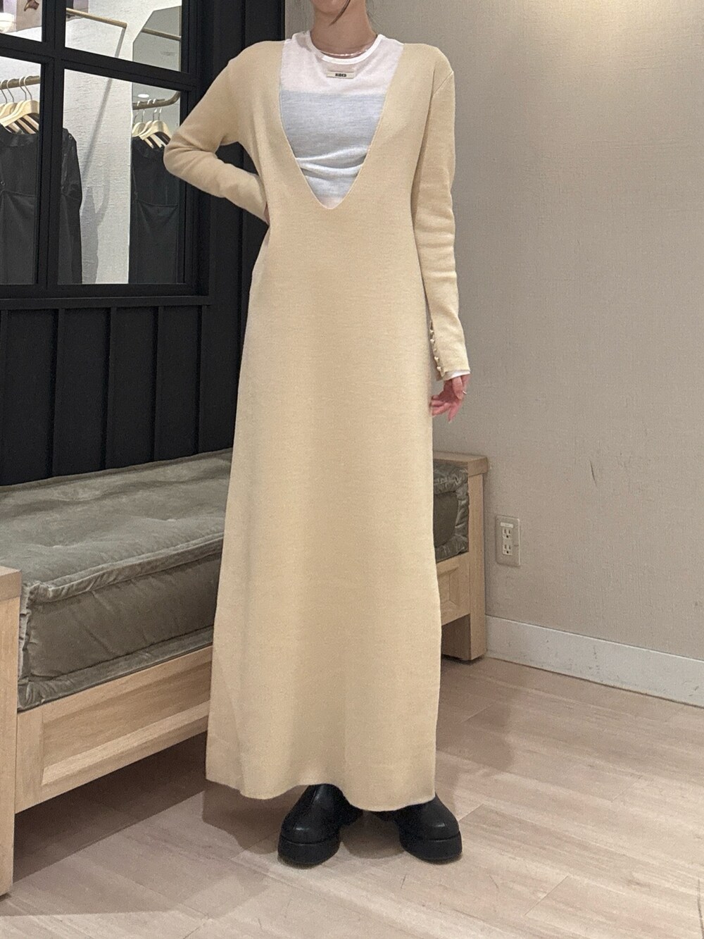 ホワイト系のTシャツ/カットソー、ベージュ系のワンピースを着用したレディースの秋コーディネートの2枚目の写真