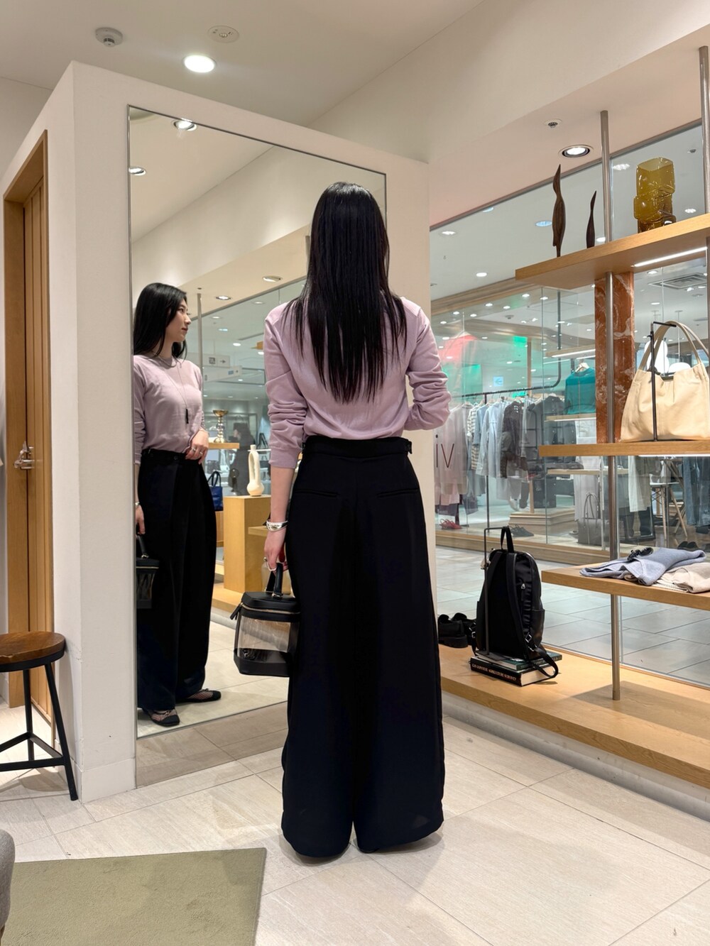 パープル系のニット/セーター、ブラック系のバレエシューズ、ブラック系のその他パンツを着用したレディースの春コーディネートの3枚目の写真