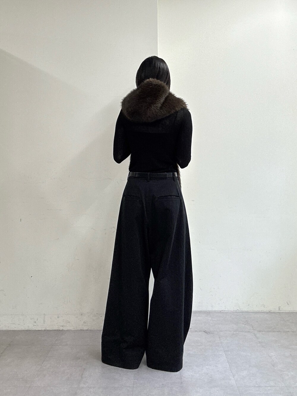 ブラック系のニット/セーター、ブラック系のトートバッグ、ブラック系のその他シューズを着用したレディースの秋コーディネートの3枚目の写真