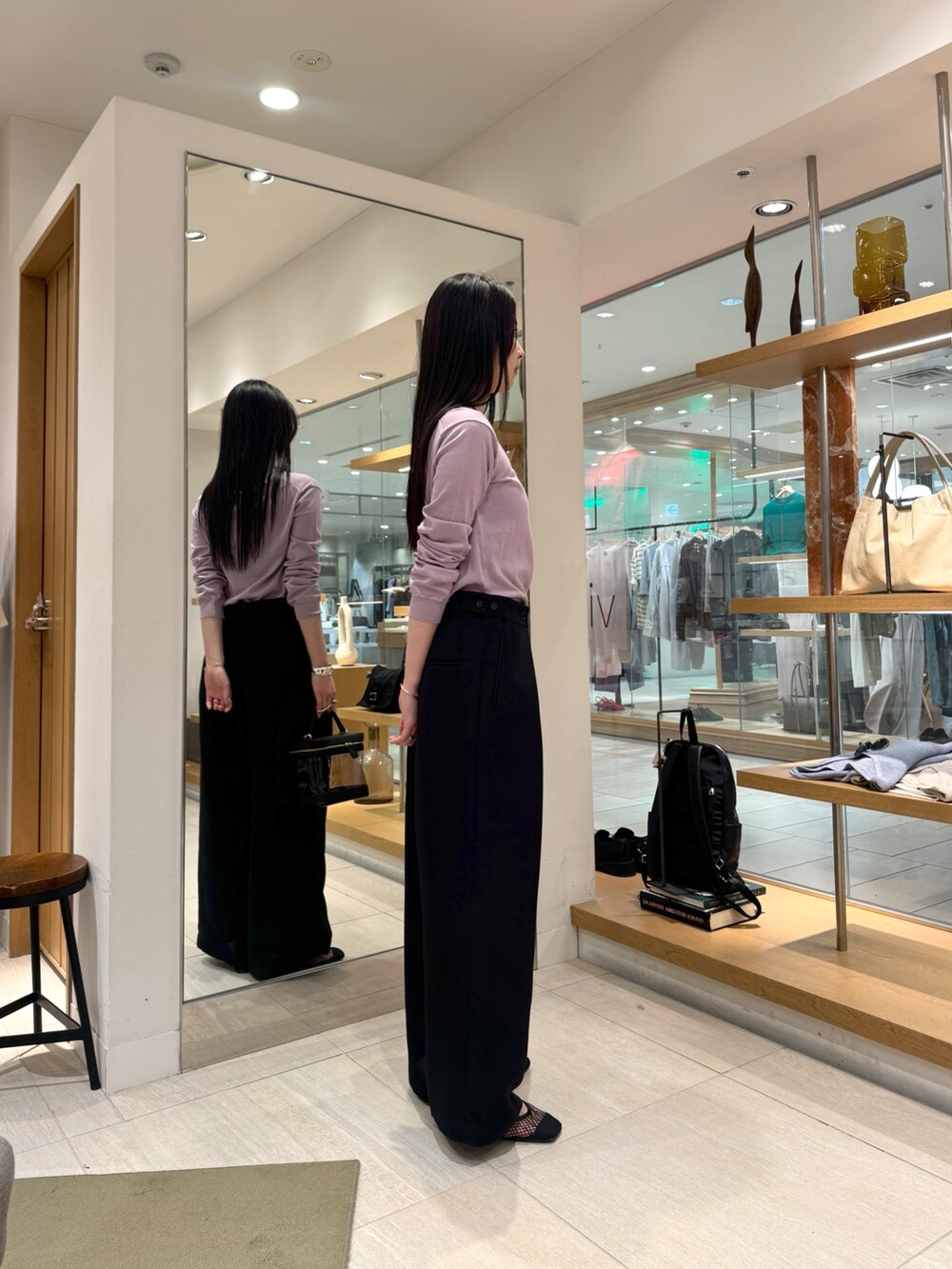 パープル系のニット/セーター、ブラック系のバレエシューズ、ブラック系のその他パンツを着用したレディースの春コーディネートの2枚目の写真