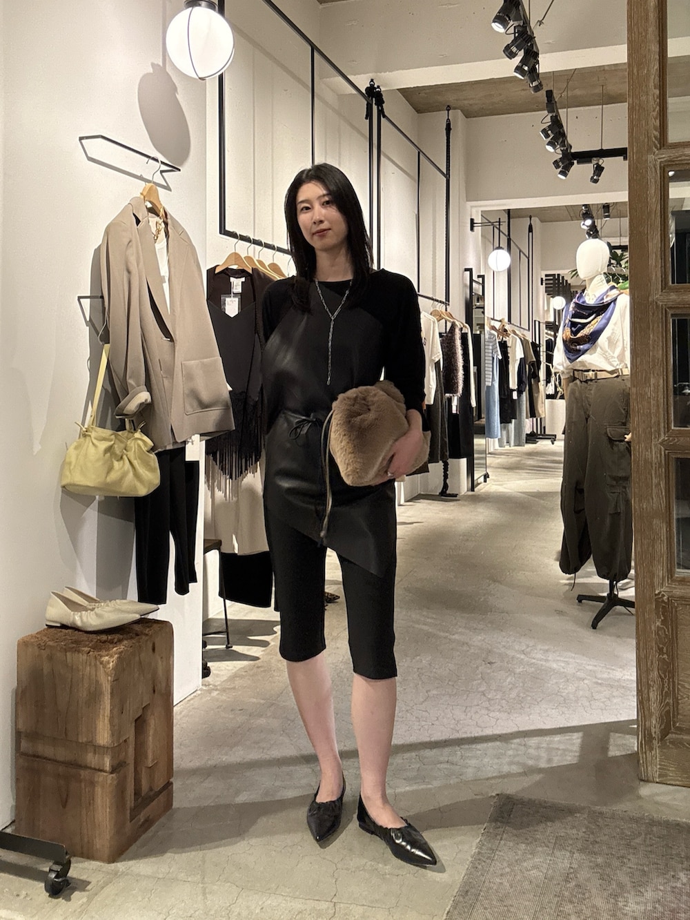 ブラック系のその他シューズ、ブラック系のその他パンツ、ブラック系のTシャツ/カットソーを着用したレディースの秋コーディネートの3枚目の写真