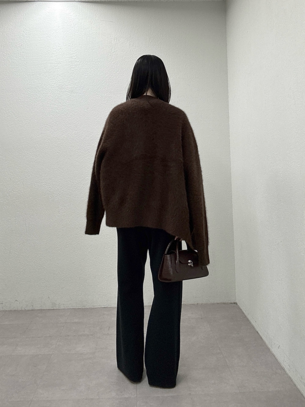ブラウン系のニット/セーター、グレー系のシャツ/ブラウス、ブラック系のその他パンツを着用したレディースの秋コーディネートの3枚目の写真