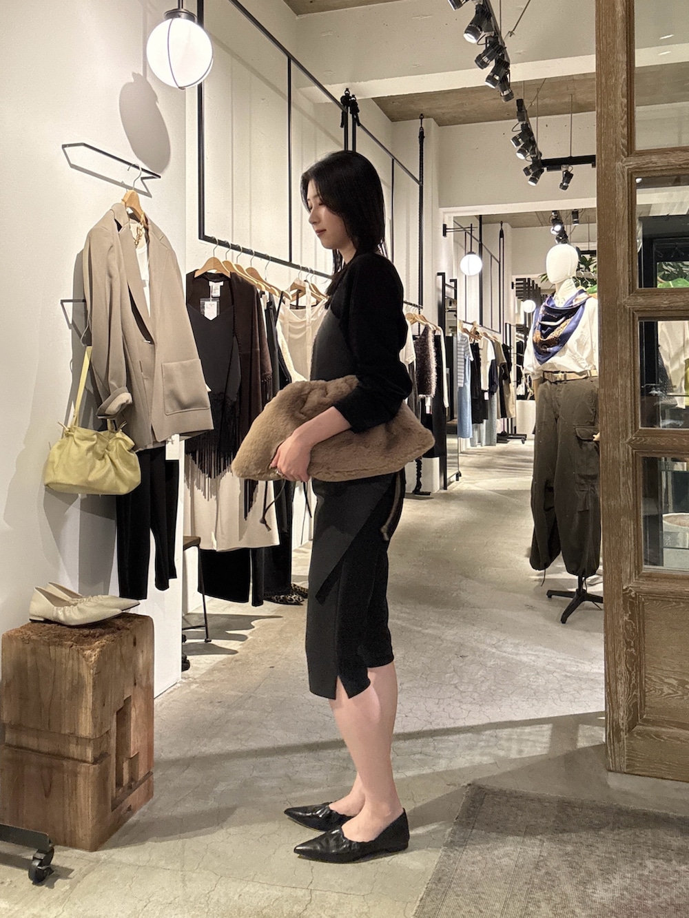 ブラック系のその他シューズ、ブラック系のその他パンツ、ブラック系のTシャツ/カットソーを着用したレディースの秋コーディネートの2枚目の写真