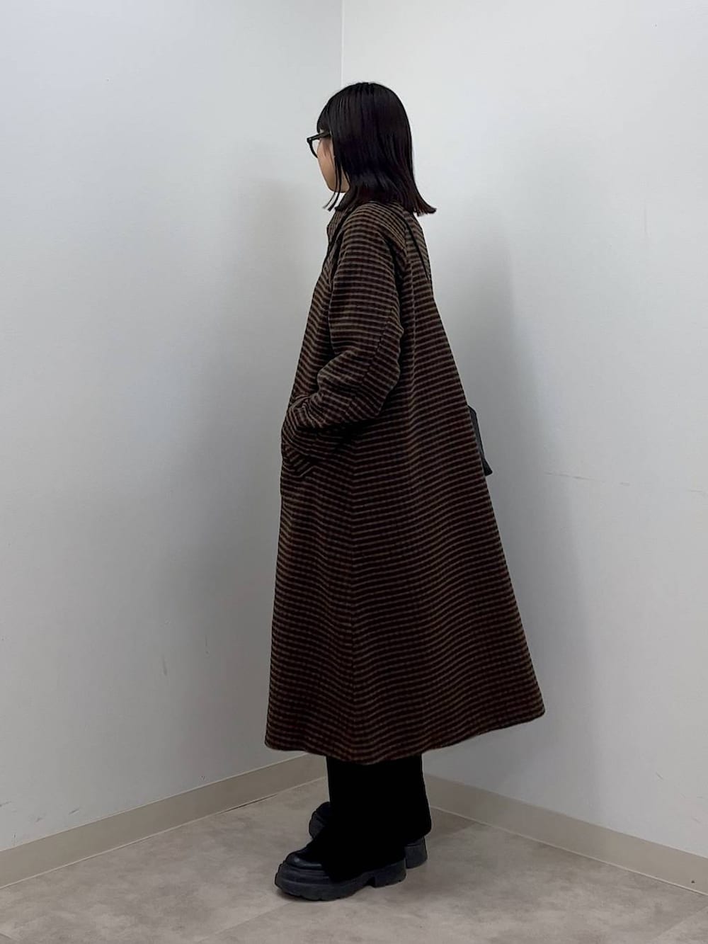 「コート、ベーシック/シンプル、ナチュラル、高見え、休日コーデ、大人女子カジュアル_LOWRYS FARM、女子ウケ、モード、カジュアル、LOWRYS FARM、着痩せ・細見え、冬コーデ」|「LOWRYS FARMのメリノウールステンコート 906737(ノーカラーコート、ブラウン系)」を使った、narumiさん(レディース・163cm)の秋コーディネートの5枚目の写真