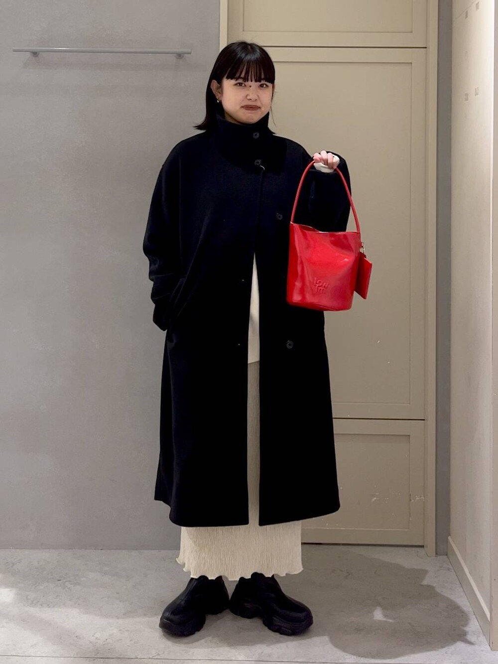 「ベーシック/シンプル、高見え、休日コーデ、大人女子カジュアル_LOWRYS FARM、女子ウケ、モード、カジュアル、着痩せ・細見え、ナチュラル、LOWRYS FARM」｜「LOWRYS FARMのウールライクスタンドコート　 116473（ステンカラーコート、ブラック系）」を使った、ｎａｒｕｍｉさん（レディース・163cm）の冬コーディネートの6枚目の写真