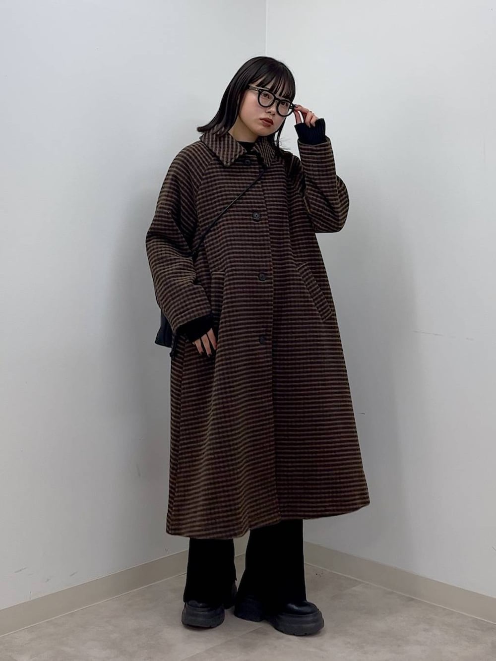 「コート、ベーシック/シンプル、ナチュラル、高見え、休日コーデ、大人女子カジュアル_LOWRYS FARM、女子ウケ、モード、カジュアル、LOWRYS FARM、着痩せ・細見え、冬コーデ」|「LOWRYS FARMのメリノウールステンコート 906737(ノーカラーコート、ブラウン系)」を使った、narumiさん(レディース・163cm)の秋コーディネートの6枚目の写真