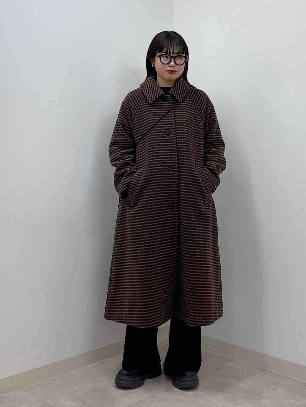 「コート、ベーシック/シンプル、ナチュラル、高見え、休日コーデ、大人女子カジュアル_LOWRYS FARM、女子ウケ、モード、カジュアル、LOWRYS FARM、着痩せ・細見え、冬コーデ」|「LOWRYS FARMのメリノウールステンコート 906737(ノーカラーコート、ブラウン系)」を使った、narumiさん(レディース・163cm)の秋コーディネートの7枚目の写真