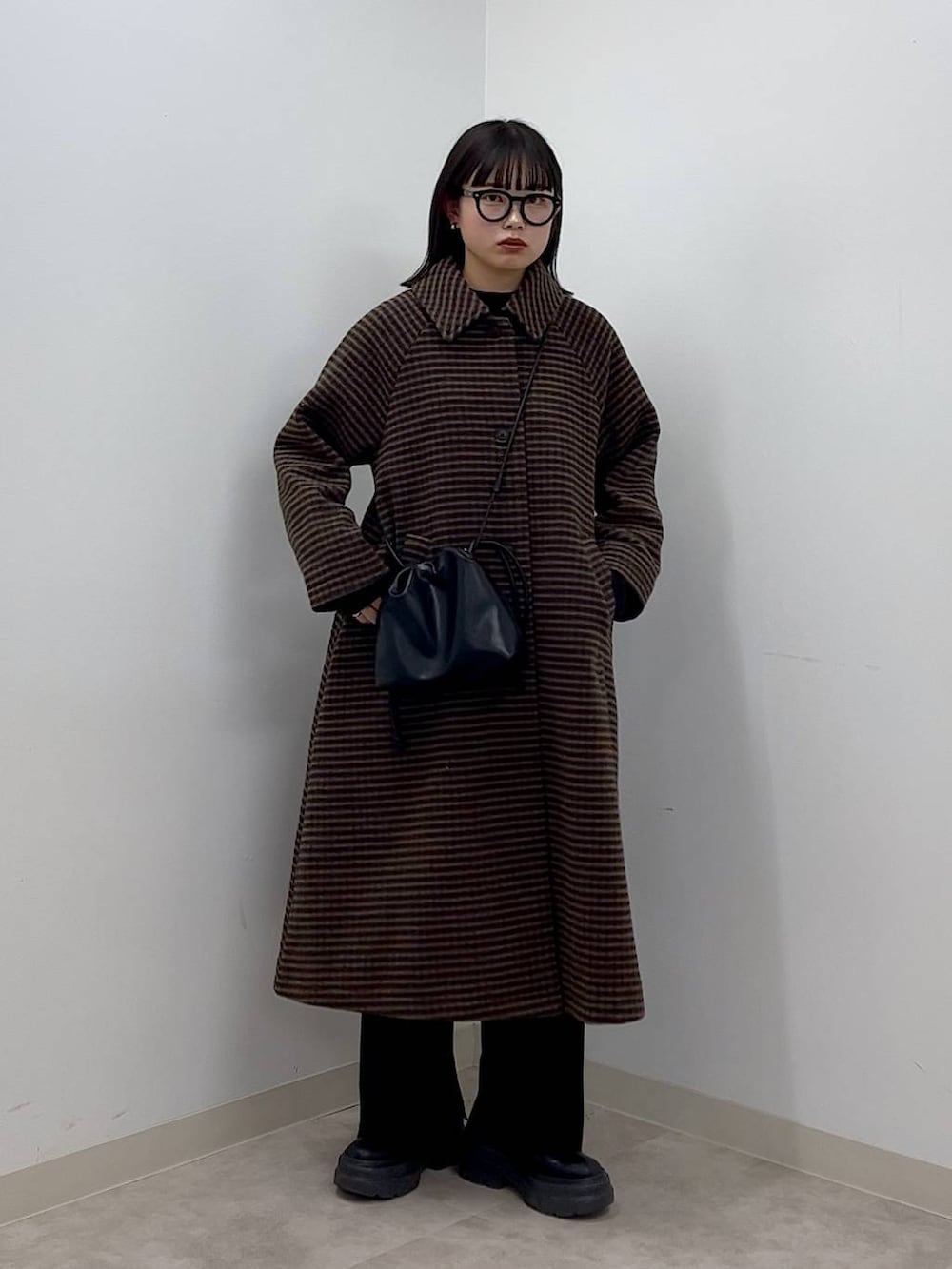 「コート、ベーシック/シンプル、ナチュラル、高見え、休日コーデ、大人女子カジュアル_LOWRYS FARM、女子ウケ、モード、カジュアル、LOWRYS FARM、着痩せ・細見え、冬コーデ」|「LOWRYS FARMのメリノウールステンコート 906737(ノーカラーコート、ブラウン系)」を使った、narumiさん(レディース・163cm)の秋コーディネートの2枚目の写真