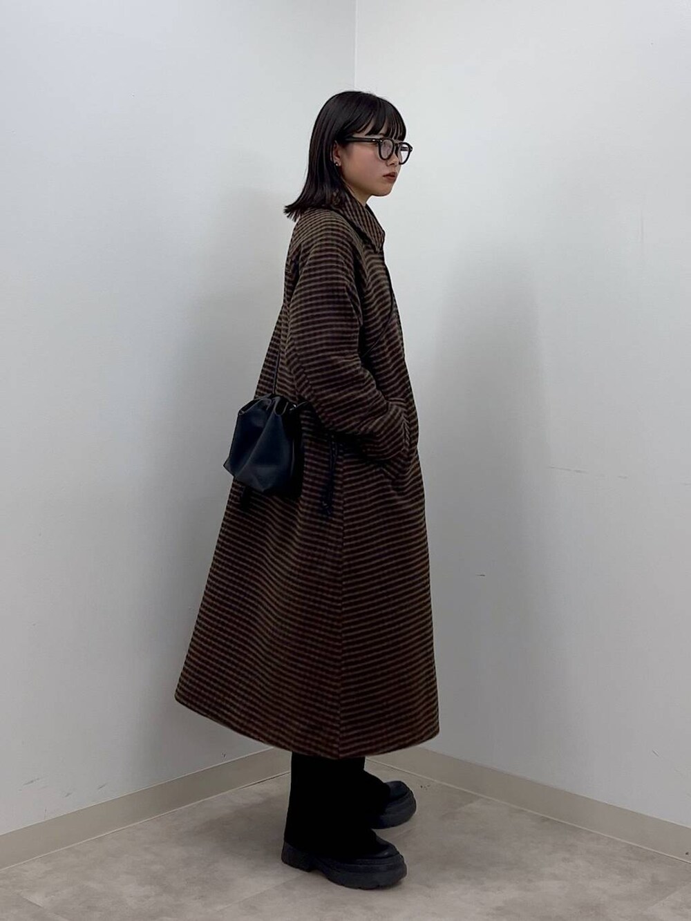 「コート、ベーシック/シンプル、ナチュラル、高見え、休日コーデ、大人女子カジュアル_LOWRYS FARM、女子ウケ、モード、カジュアル、LOWRYS FARM、着痩せ・細見え、冬コーデ」|「LOWRYS FARMのメリノウールステンコート 906737(ノーカラーコート、ブラウン系)」を使った、narumiさん(レディース・163cm)の秋コーディネートの3枚目の写真