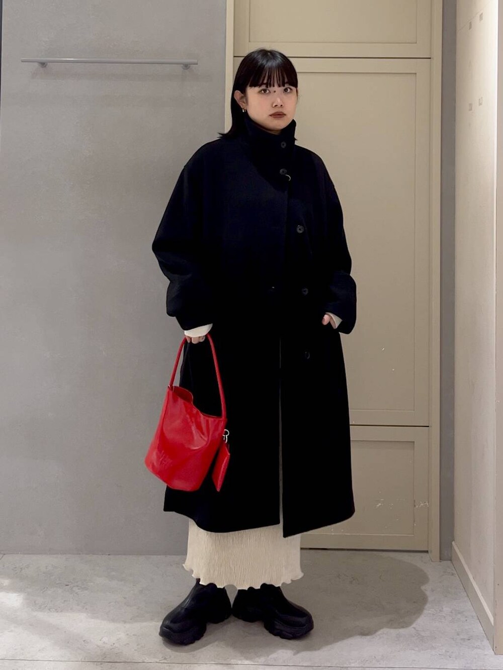 「ベーシック/シンプル、高見え、休日コーデ、大人女子カジュアル_LOWRYS FARM、女子ウケ、モード、カジュアル、着痩せ・細見え、ナチュラル、LOWRYS FARM」｜「LOWRYS FARMのウールライクスタンドコート　 116473（ステンカラーコート、ブラック系）」を使った、ｎａｒｕｍｉさん（レディース・163cm）の冬コーディネートの2枚目の写真