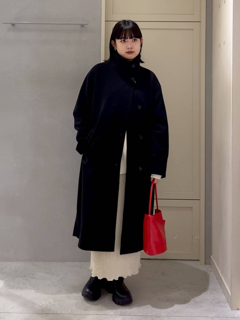 「ベーシック/シンプル、高見え、休日コーデ、大人女子カジュアル_LOWRYS FARM、女子ウケ、モード、カジュアル、着痩せ・細見え、ナチュラル、LOWRYS FARM」｜「LOWRYS FARMのウールライクスタンドコート　 116473（ステンカラーコート、ブラック系）」を使った、ｎａｒｕｍｉさん（レディース・163cm）の冬コーディネートの8枚目の写真