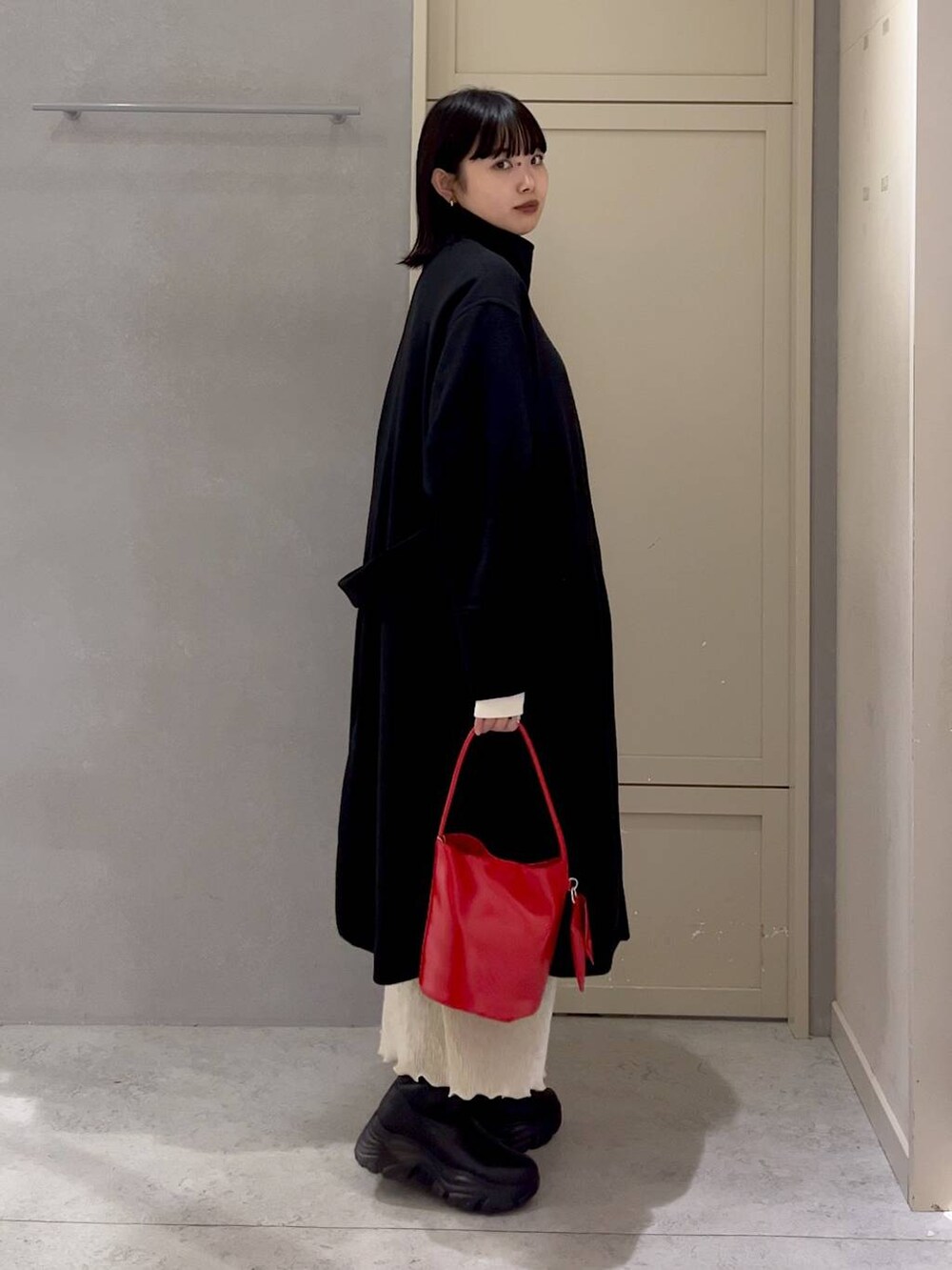 「ベーシック/シンプル、高見え、休日コーデ、大人女子カジュアル_LOWRYS FARM、女子ウケ、モード、カジュアル、着痩せ・細見え、ナチュラル、LOWRYS FARM」｜「LOWRYS FARMのウールライクスタンドコート　 116473（ステンカラーコート、ブラック系）」を使った、ｎａｒｕｍｉさん（レディース・163cm）の冬コーディネートの3枚目の写真