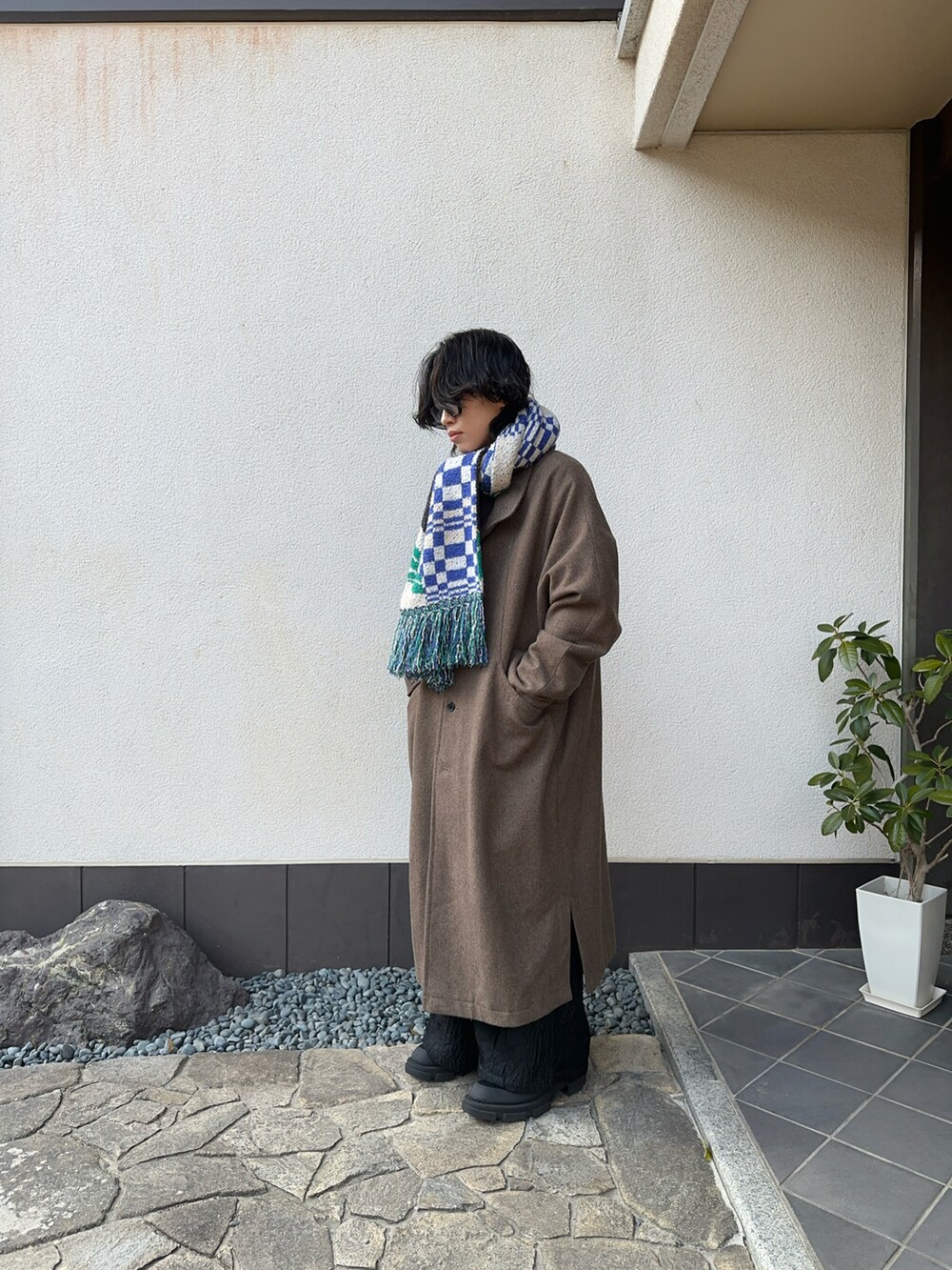 「メンズコーデ、高校生、キレイめ、低身長男子、革靴、お洒落さんとつながりたい、休日コーデ」｜「KHOKIのIntarsia-knit muffler（マフラー、ホワイト系）」を使った、みつきさん（メンズ・163cm）の冬コーディネートの2枚目の写真