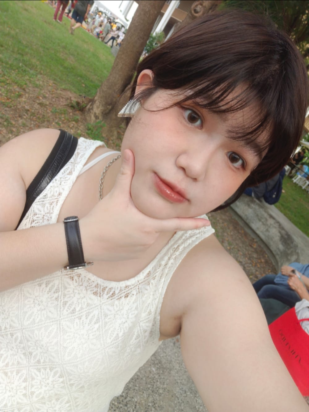 「ootd、牛仔褲、ピクニック、大人可愛い」｜「NO216のアイテム（ショルダーバッグ、ブラック系）」を使った、張瀞文さん（レディース・161cm）の秋コーディネートの2枚目の写真