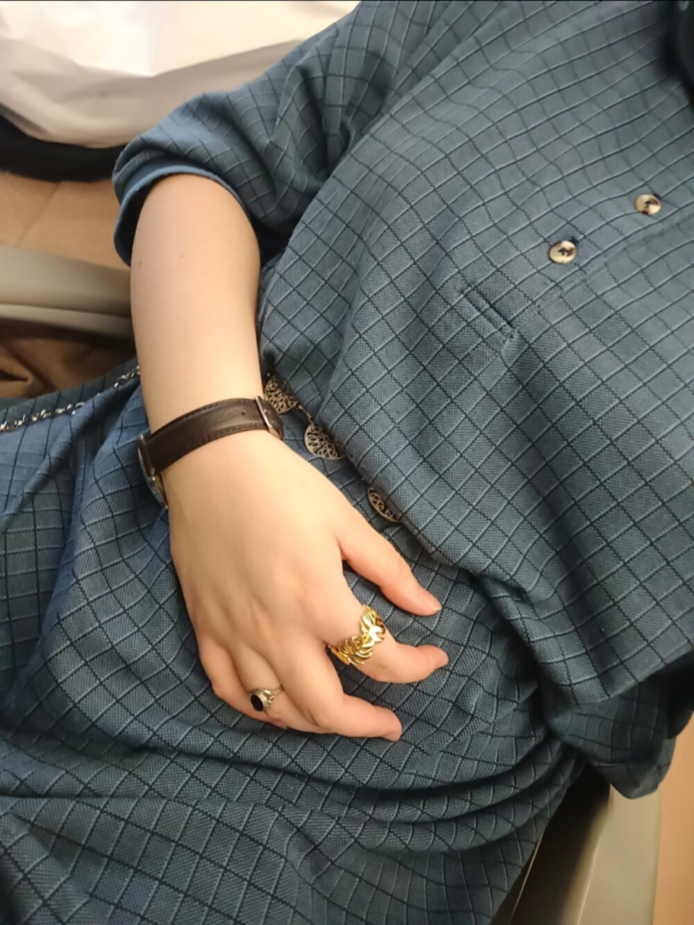 「ootd、古着MIX、休閒、レトロ、カジュアル」｜「NETのアイテム（デニムパンツ、ブルー系）」を使った、張瀞文さん（レディース・161cm）の秋コーディネートの3枚目の写真