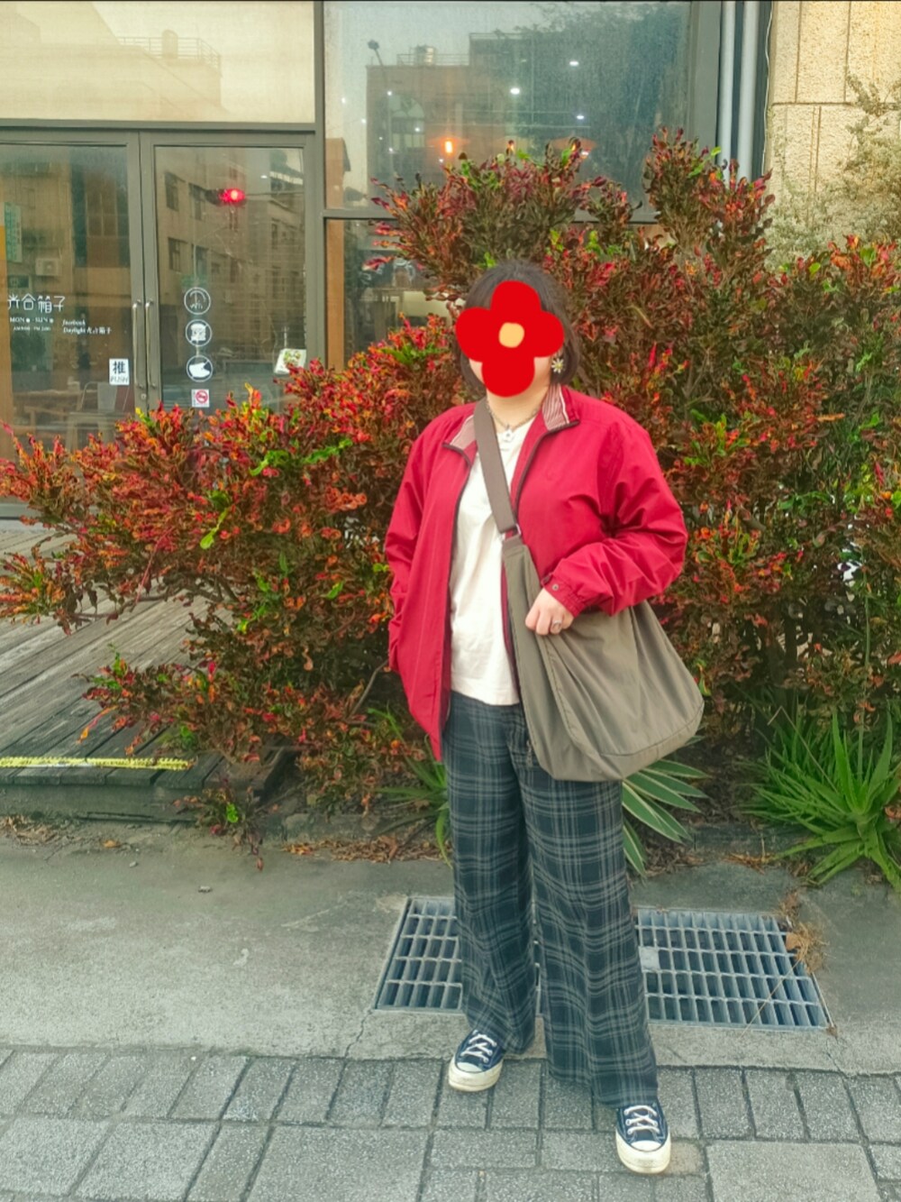 「ootd、プチプラ、カジュアル」｜「UNIQLOのコットンオーバーサイズワイドスリーブT（長袖）（Tシャツ/カットソー、ベージュ系）」を使った、張瀞文さん（レディース・161cm）の秋コーディネートの2枚目の写真