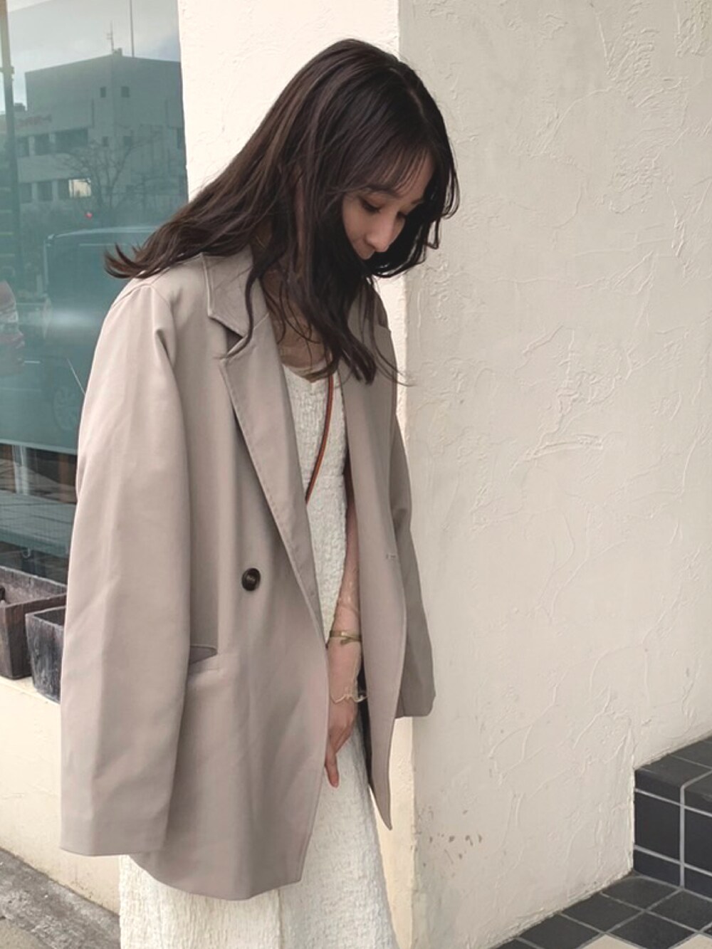ホワイト系のワンピース、ベージュ系のテーラードジャケット、ベージュ系のTシャツ/カットソーを着用したレディースの春コーディネートの2枚目の写真