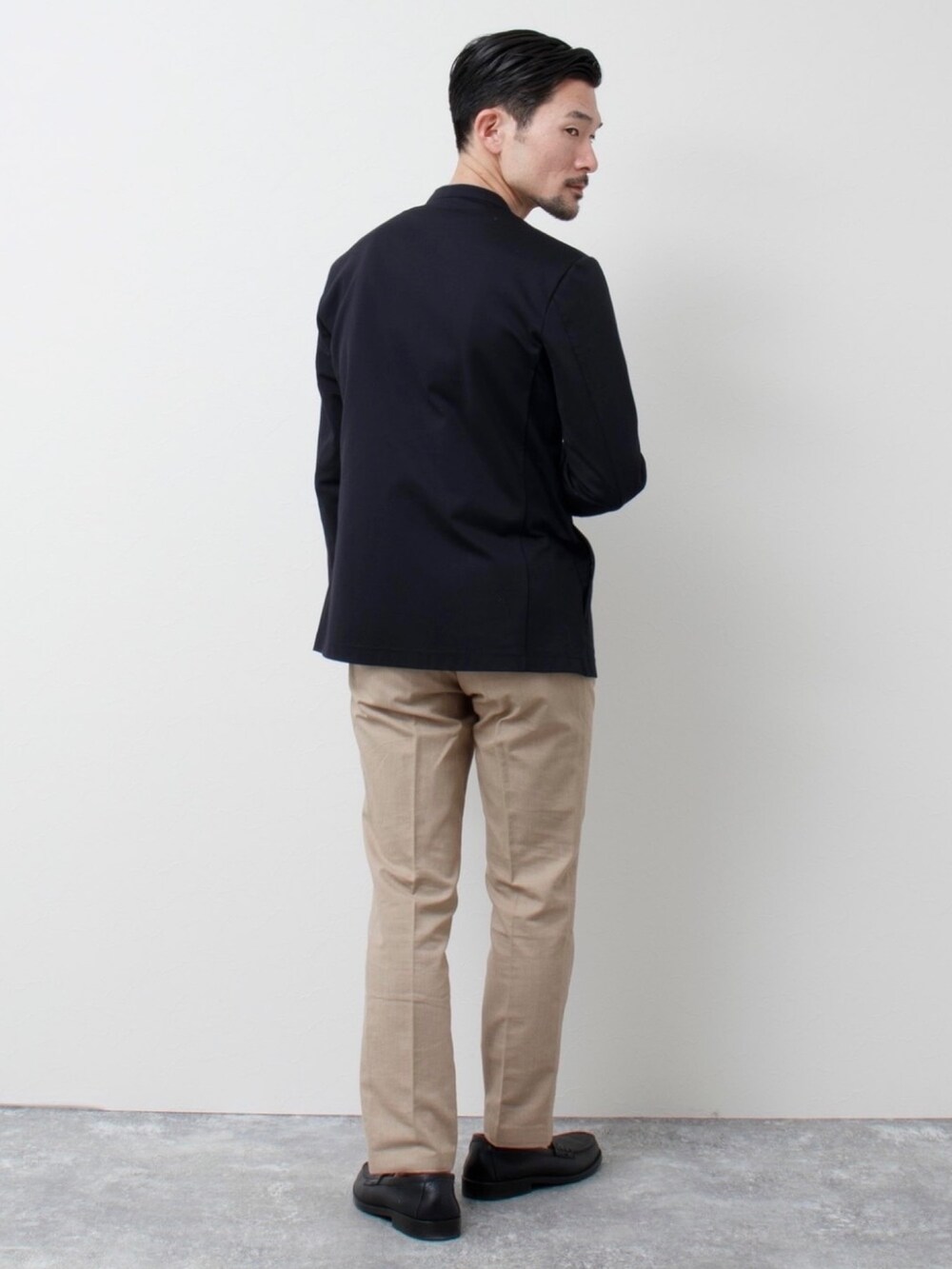 ブラック系のシャツ/ブラウス、ブルー系のノーカラージャケット、ベージュ系のその他パンツを着用したメンズの春コーディネートの6枚目の写真