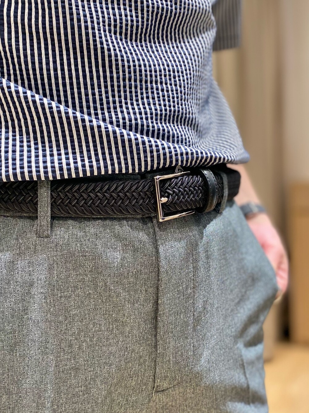 グレー系のその他パンツ、ブルー系のテーラードジャケット、ブルー系のポロシャツを着用したメンズの春コーディネートの9枚目の写真