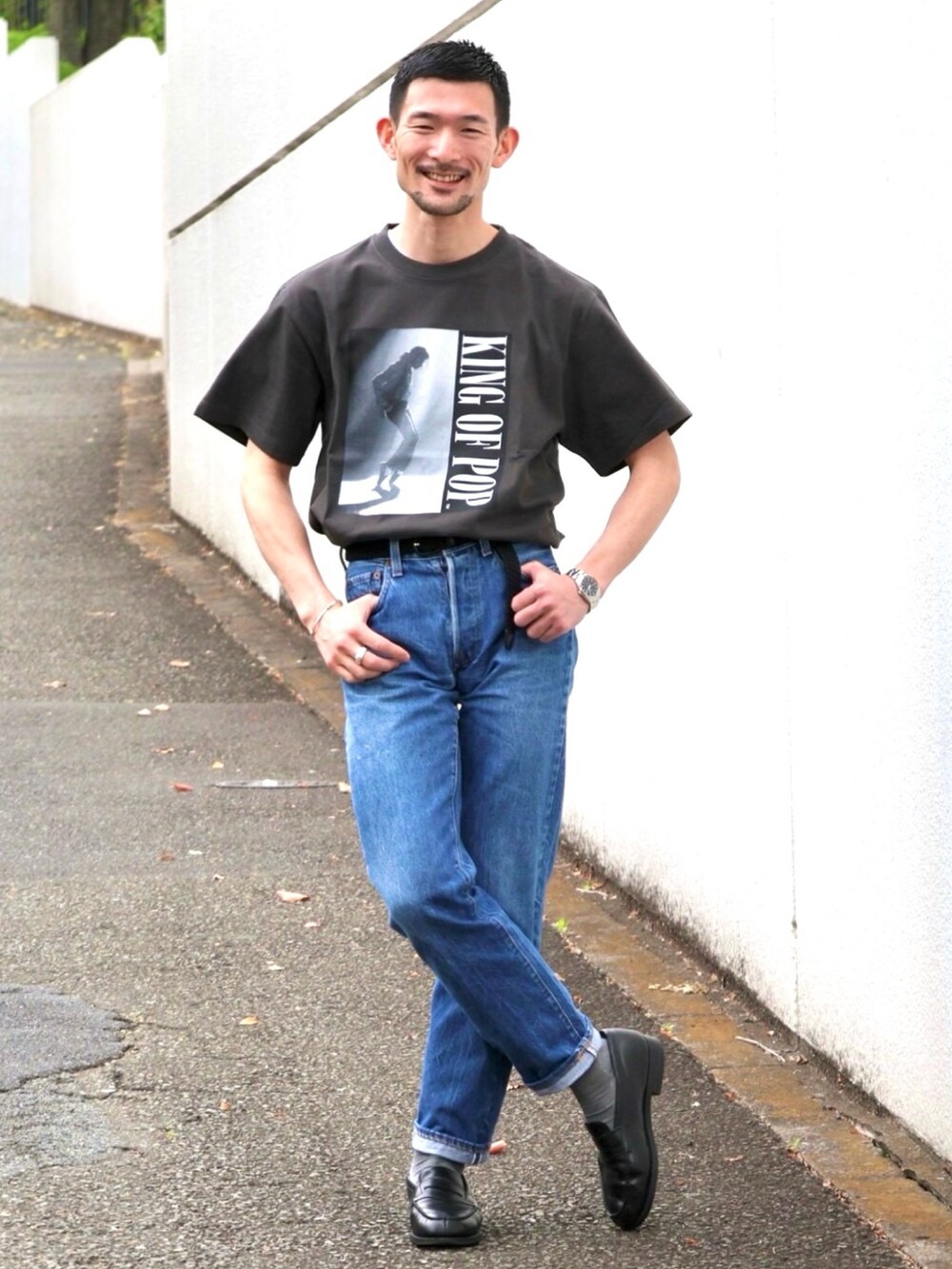 ブラック系のTシャツ/カットソーを着用したメンズの春コーディネートの2枚目の写真