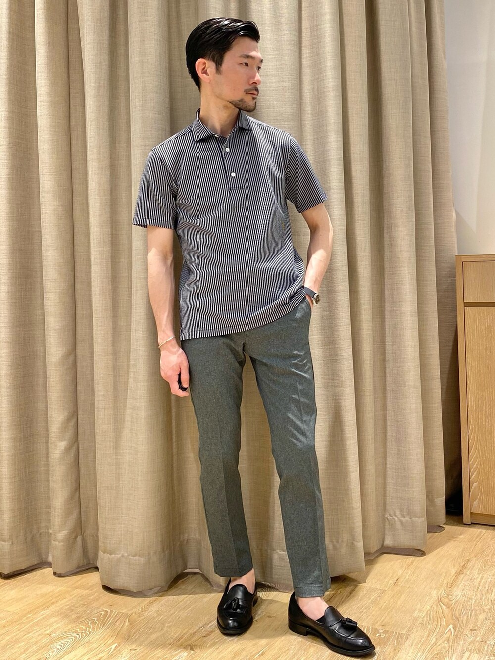 グレー系のその他パンツ、ブルー系のテーラードジャケット、ブルー系のポロシャツを着用したメンズの春コーディネートの8枚目の写真