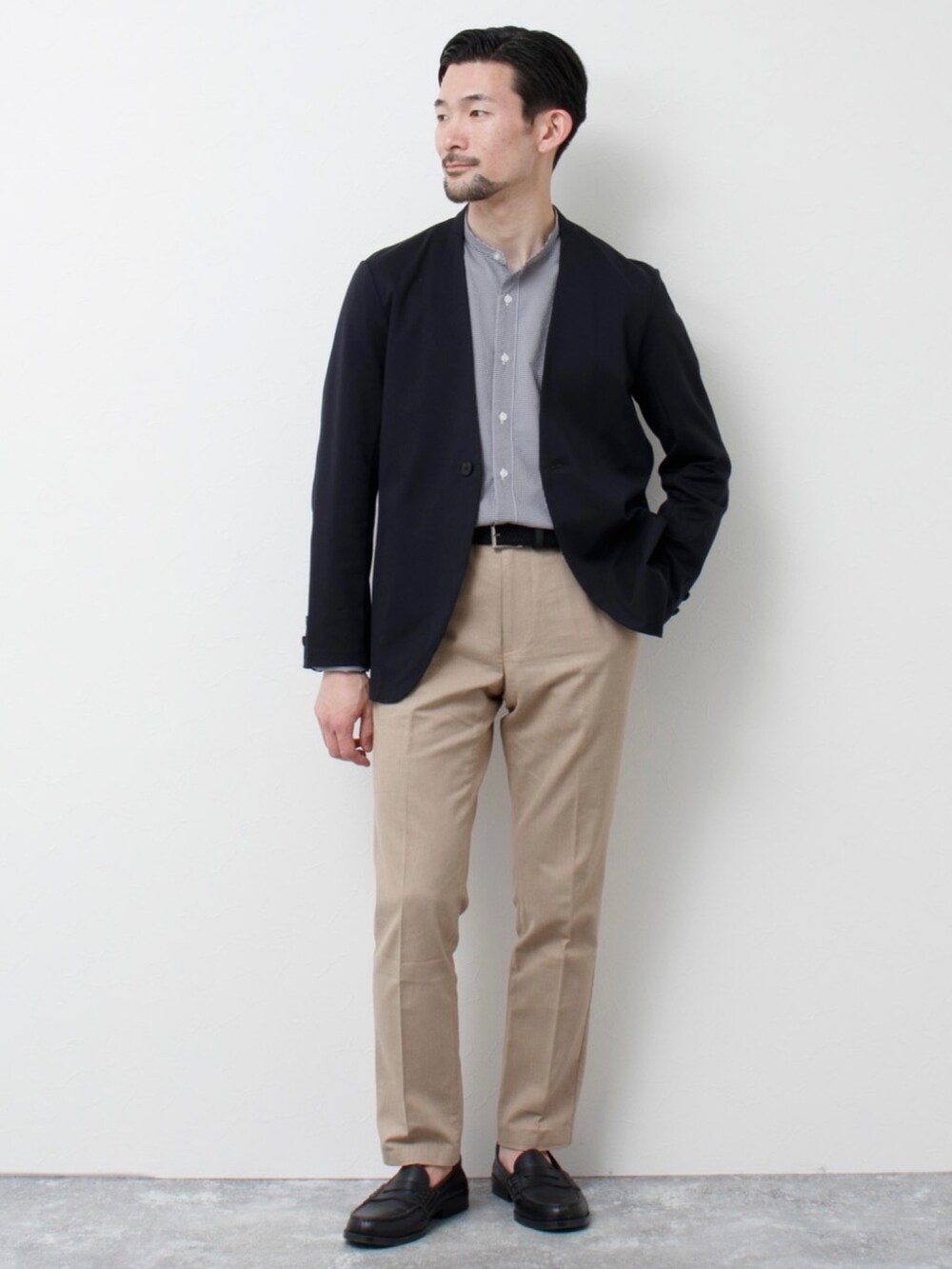 ブラック系のシャツ/ブラウス、ブルー系のノーカラージャケット、ベージュ系のその他パンツを着用したメンズの春コーディネートの3枚目の写真