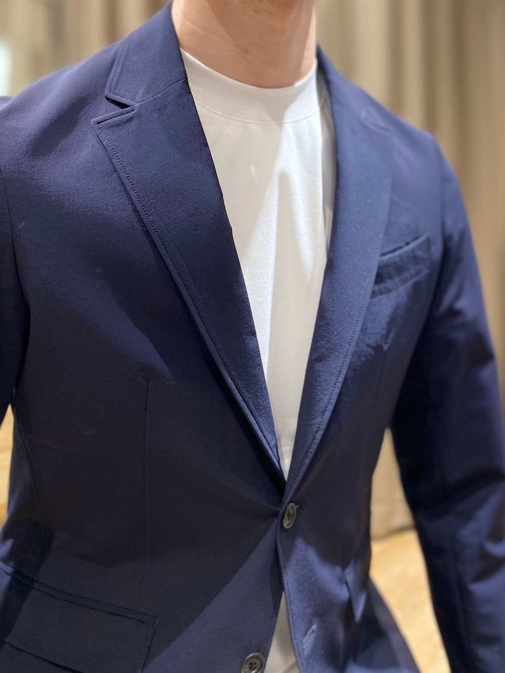 ブルー系のその他パンツ、ブルー系のテーラードジャケット、ブラック系のトートバッグを着用したメンズの春コーディネートの9枚目の写真