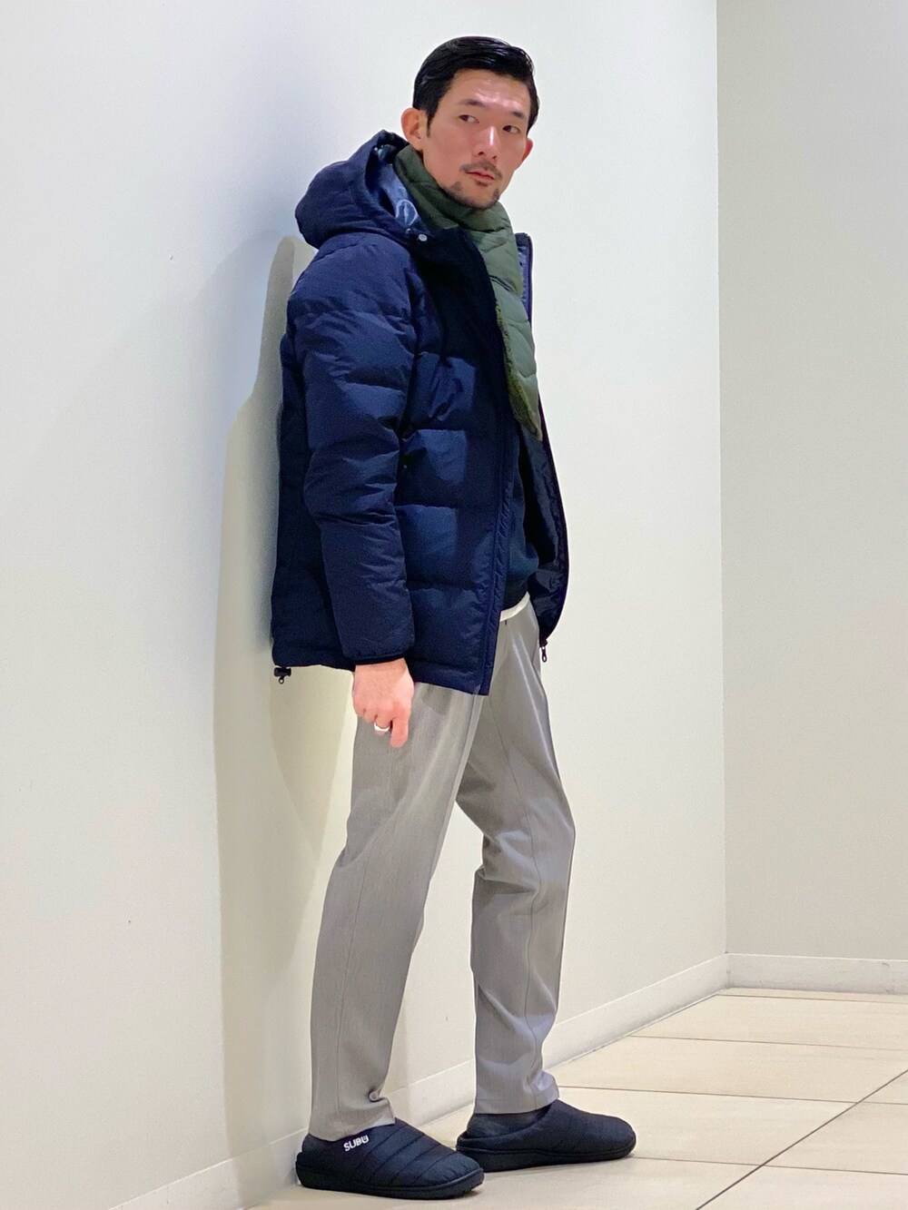 グレー系のその他パンツ、ブラック系のサンダル、ブルー系のTシャツ/カットソーを着用したメンズの秋コーディネートの3枚目の写真