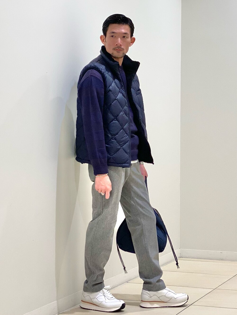 パープル系のニット/セーター、グレー系のその他パンツ、ホワイト系のスニーカーを着用したメンズの秋コーディネートの4枚目の写真
