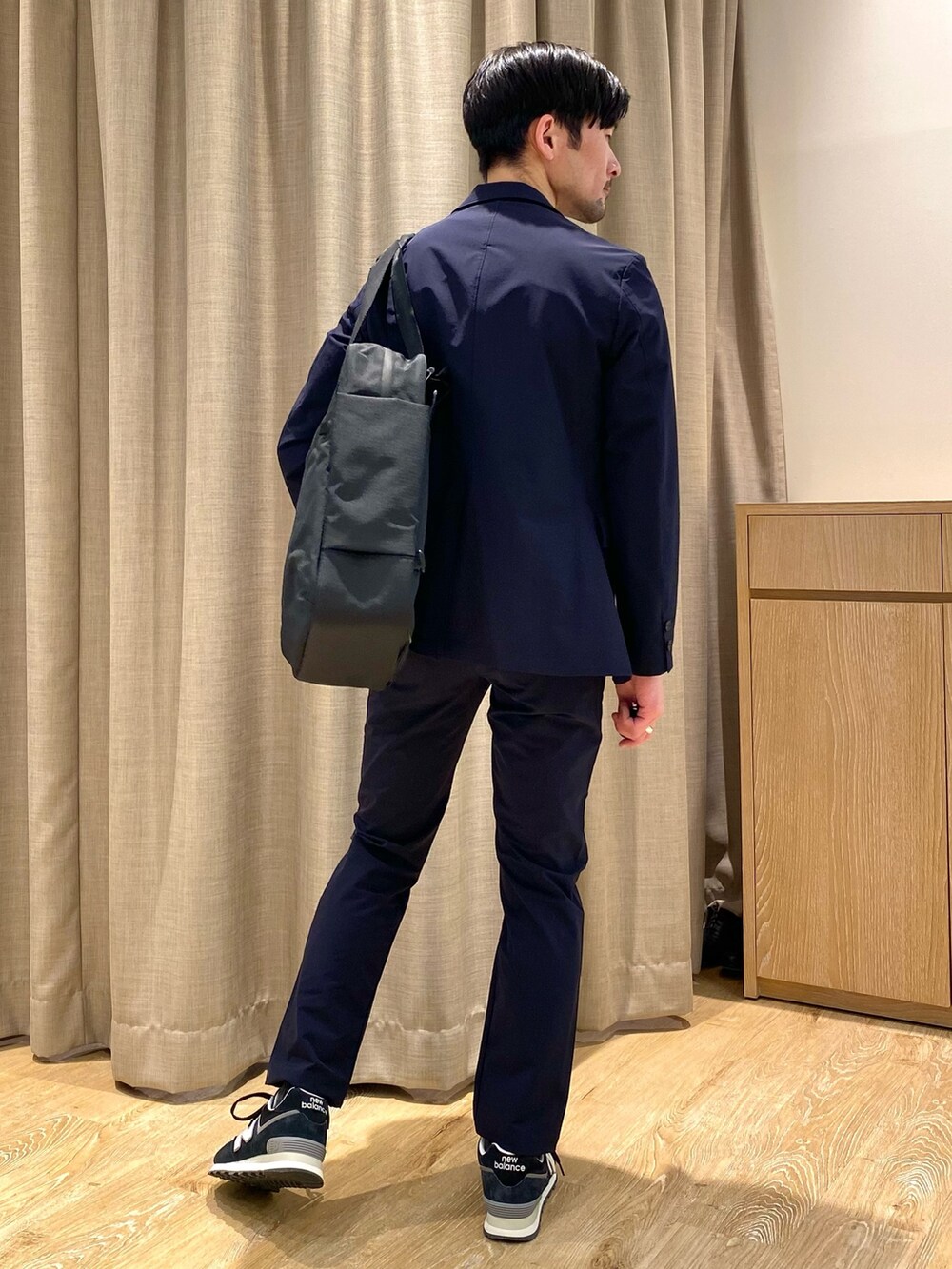 ブルー系のその他パンツ、ブルー系のテーラードジャケット、ブラック系のトートバッグを着用したメンズの春コーディネートの4枚目の写真
