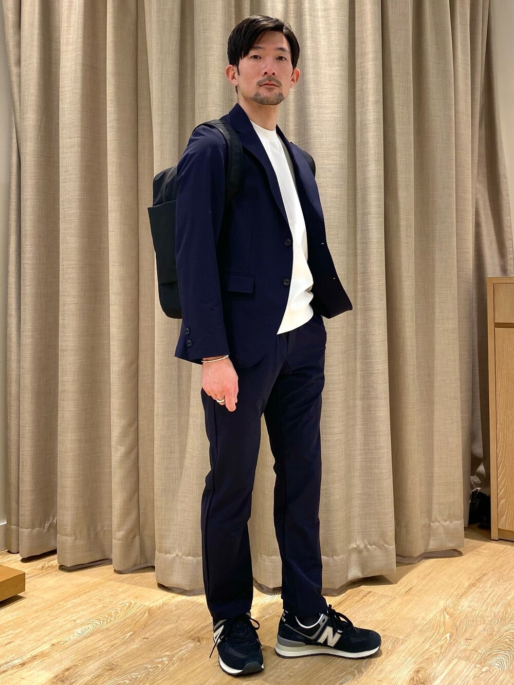 ブルー系のその他パンツ、ブルー系のテーラードジャケット、ブラック系のトートバッグを着用したメンズの春コーディネートの7枚目の写真