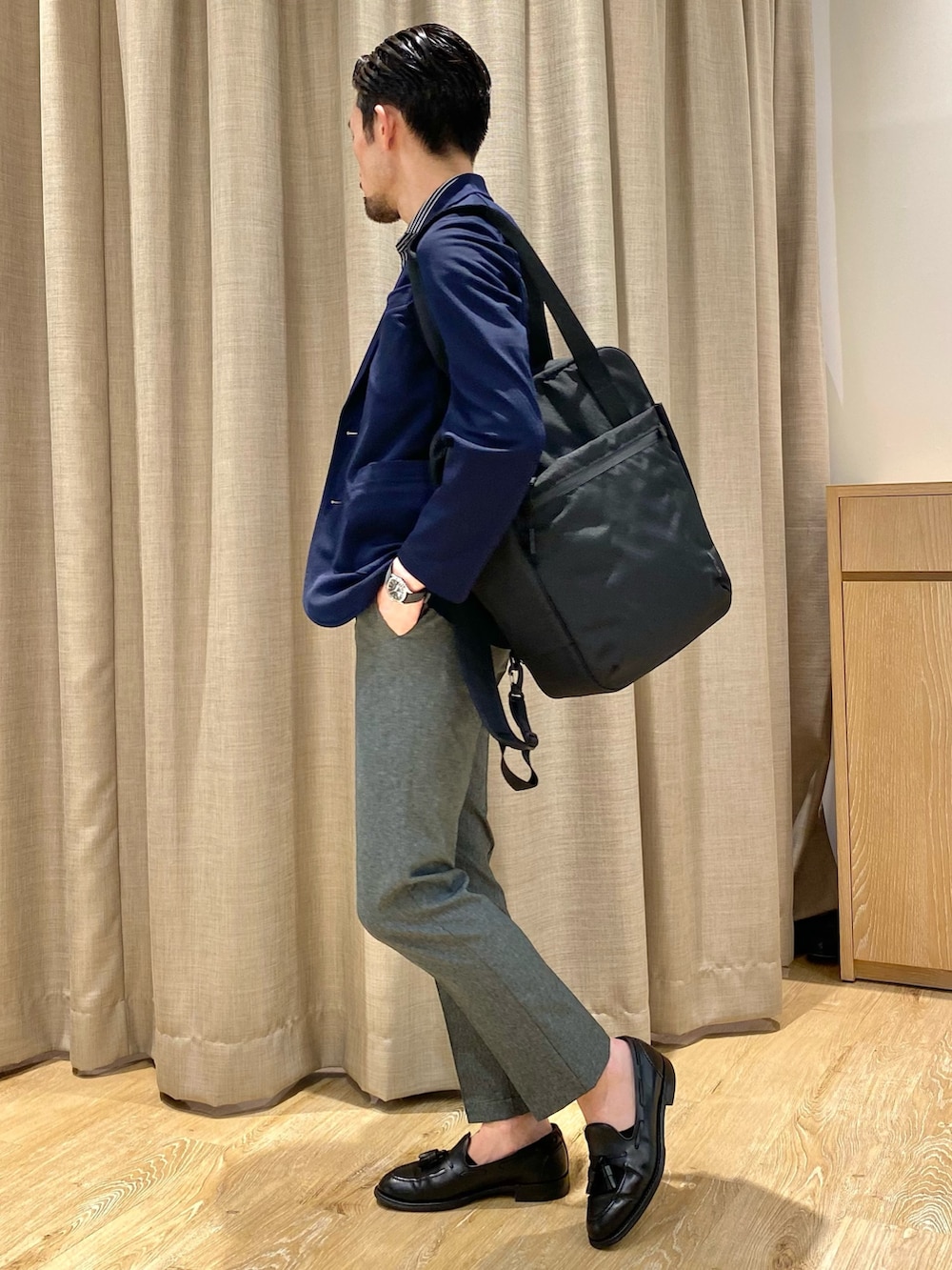 グレー系のその他パンツ、ブルー系のテーラードジャケット、ブルー系のポロシャツを着用したメンズの春コーディネートの4枚目の写真