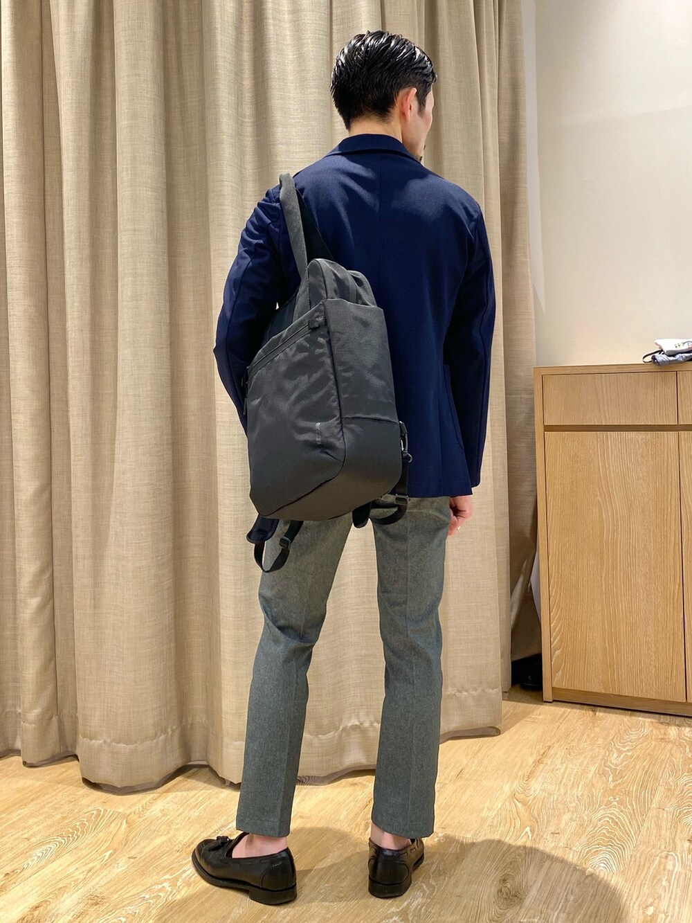 グレー系のその他パンツ、ブルー系のテーラードジャケット、ブルー系のポロシャツを着用したメンズの春コーディネートの5枚目の写真